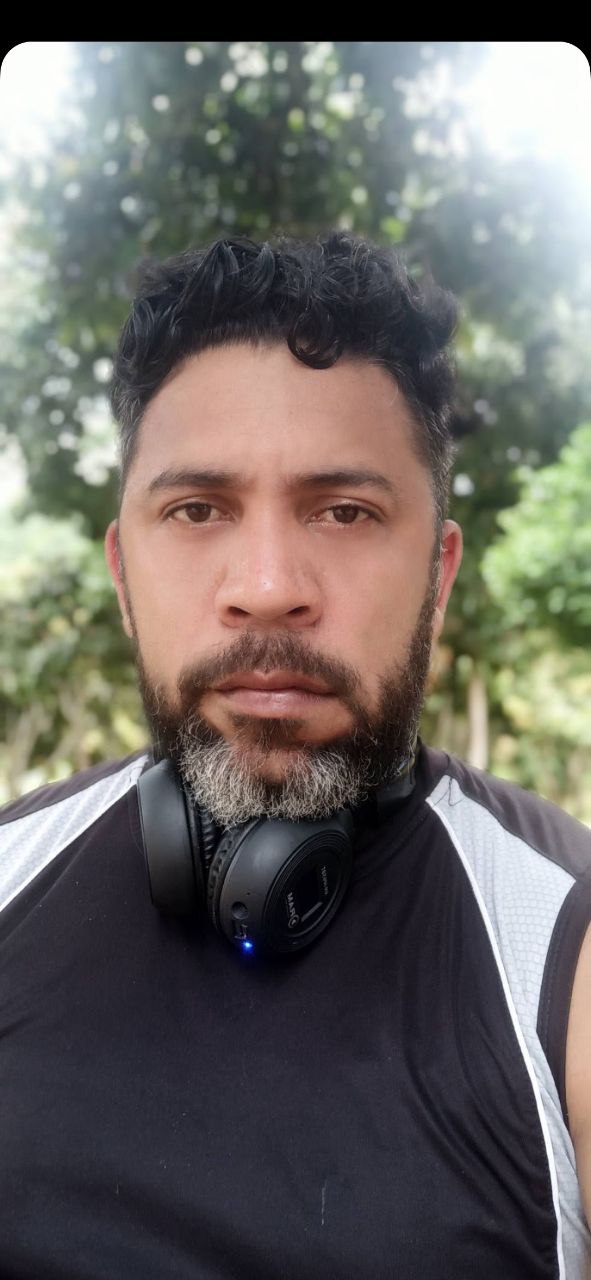 Luis Alcala, desarrollador web y diseñador UI/UX en Medellín